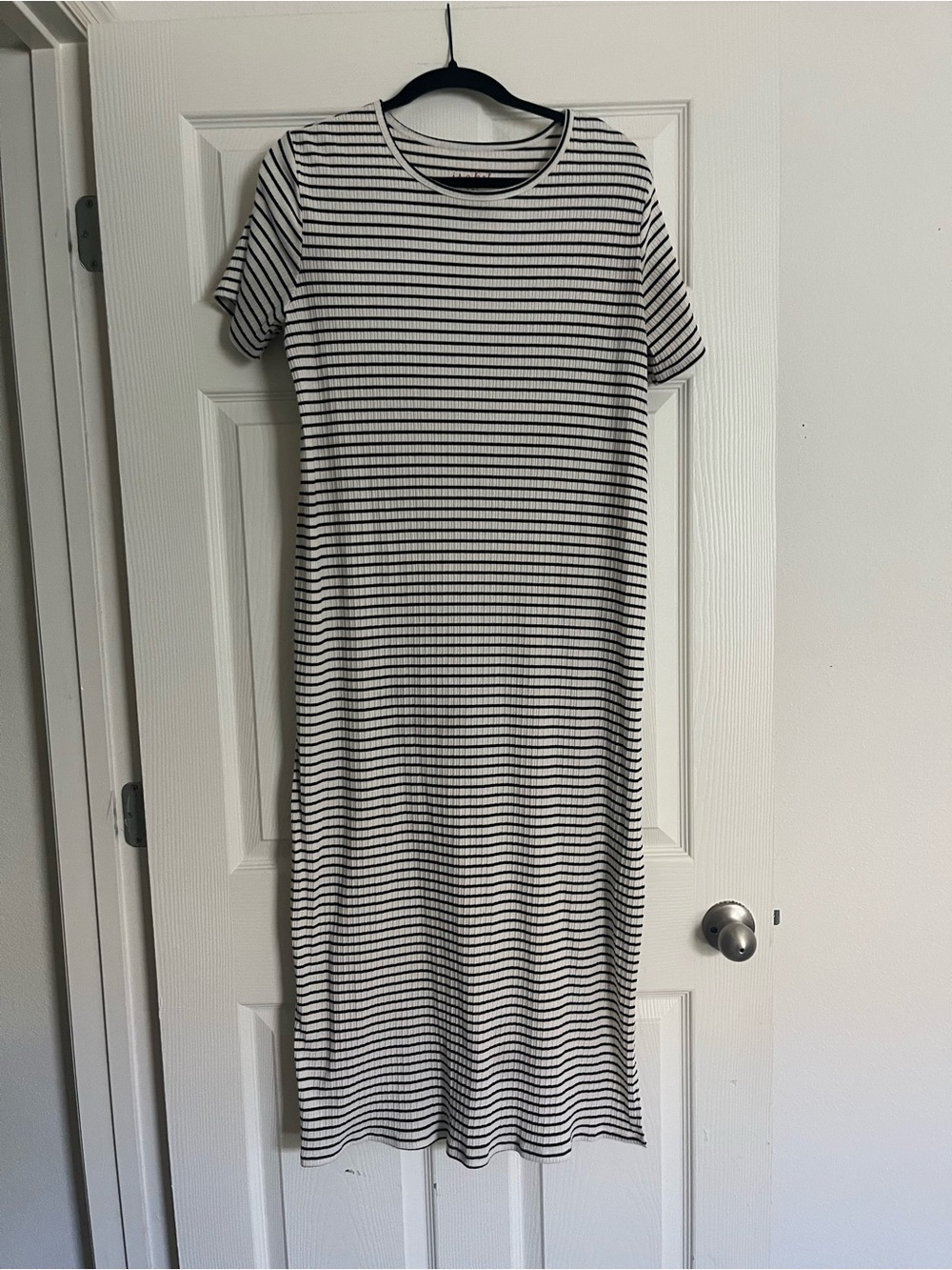Isabel Maternity y Black & White Striped Short Sleeve Maxi Dress